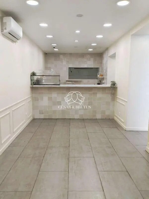 Retail in Lyon for sale Interior Photo- Image 1 of 4