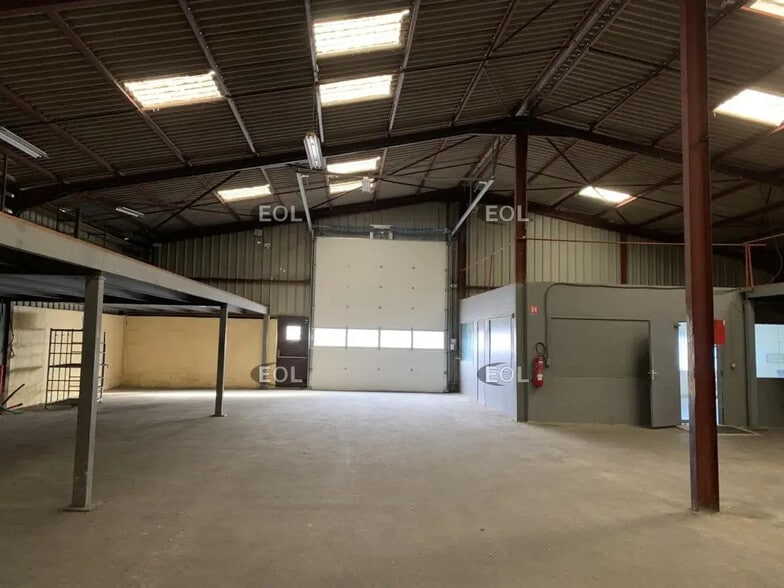 Light Industrial in Marignane for sale - Interior Photo - Image 2 of 4