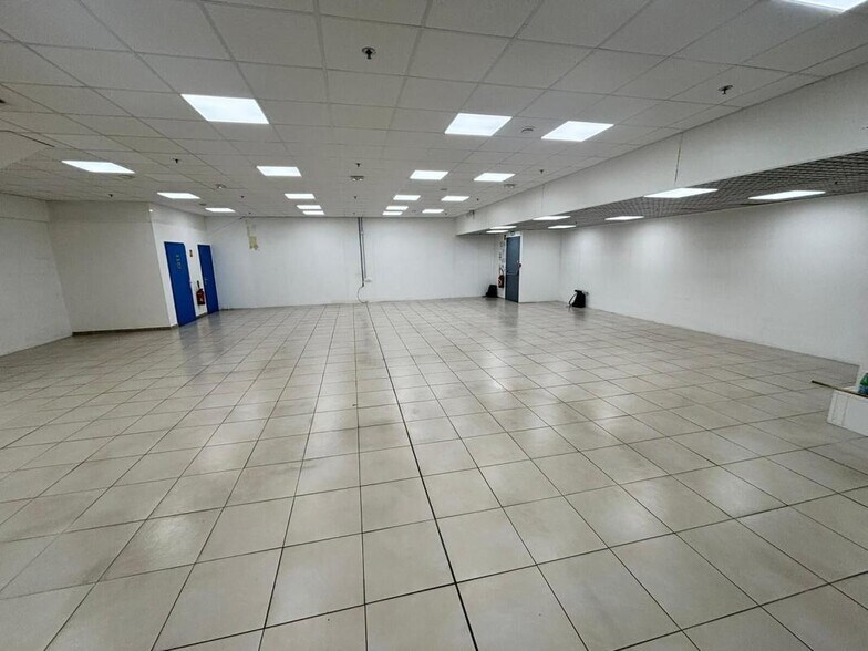 Retail in Paris to rent - Interior Photo - Image 3 of 3