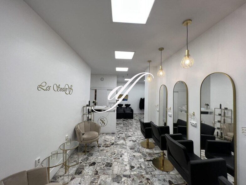 Retail in Paris to rent - Interior Photo - Image 1 of 1