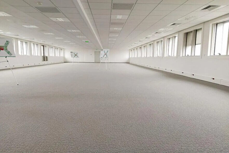 4 Avenue Pablo Picasso, Nanterre to rent - Building Photo - Image 3 of 11