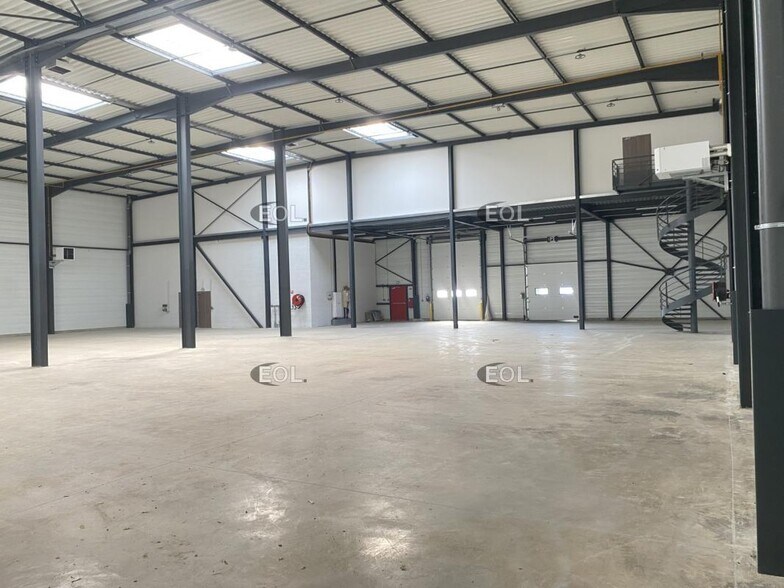 Industrial in Heyrieux to rent - Interior Photo - Image 3 of 14