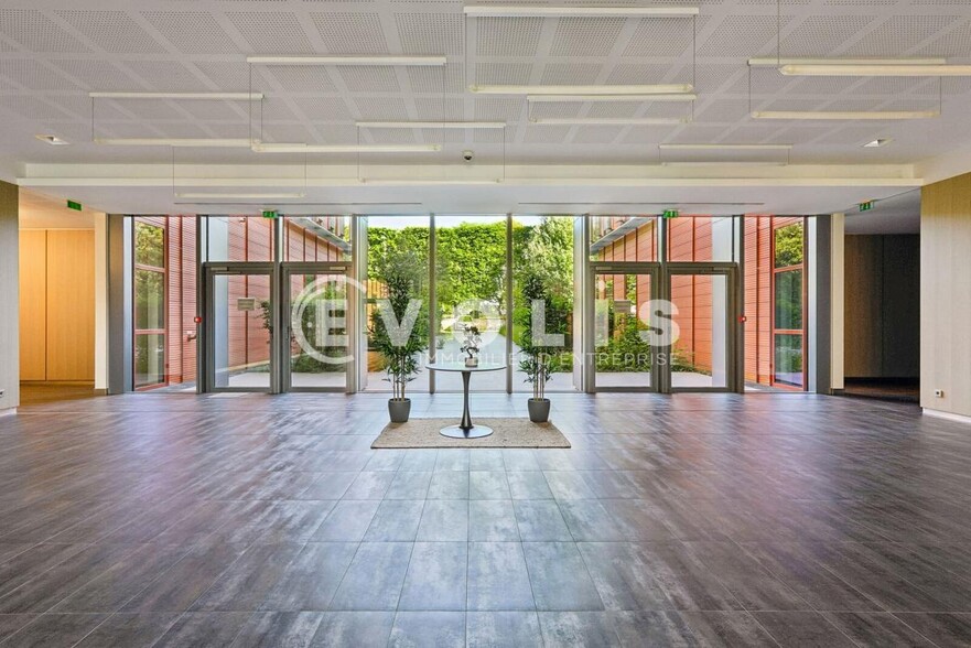 Office in Chevilly-Larue to rent - Lobby - Image 2 of 25