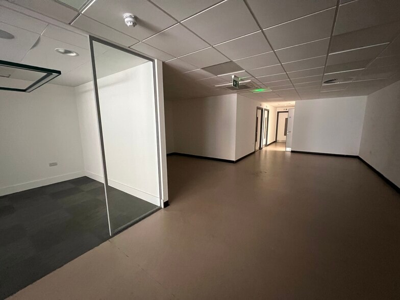 32 North End, Croydon to rent - Building Photo - Image 3 of 3