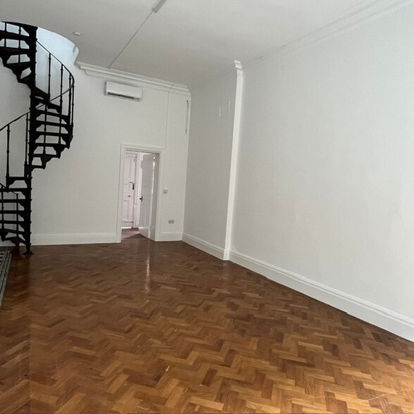 2-3 Abbey Arcade, Burton On Trent to rent - Interior Photo - Image 2 of 3
