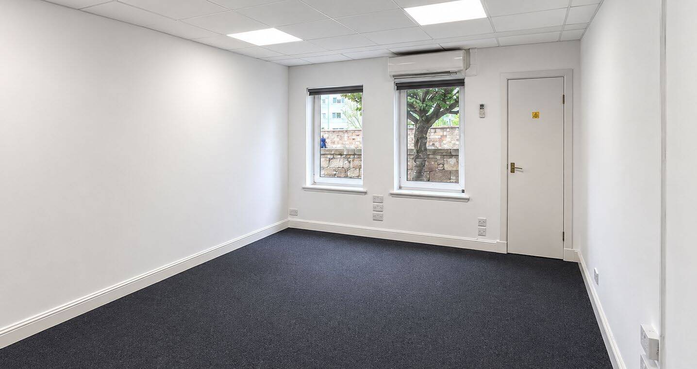 8 Caird Park, Hamilton to rent Interior Photo- Image 1 of 3