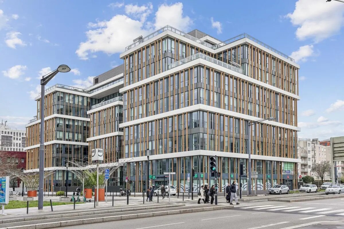 2 Avenue De La Gare, Montigny-le-Bretonneux to rent Building Photo- Image 1 of 18