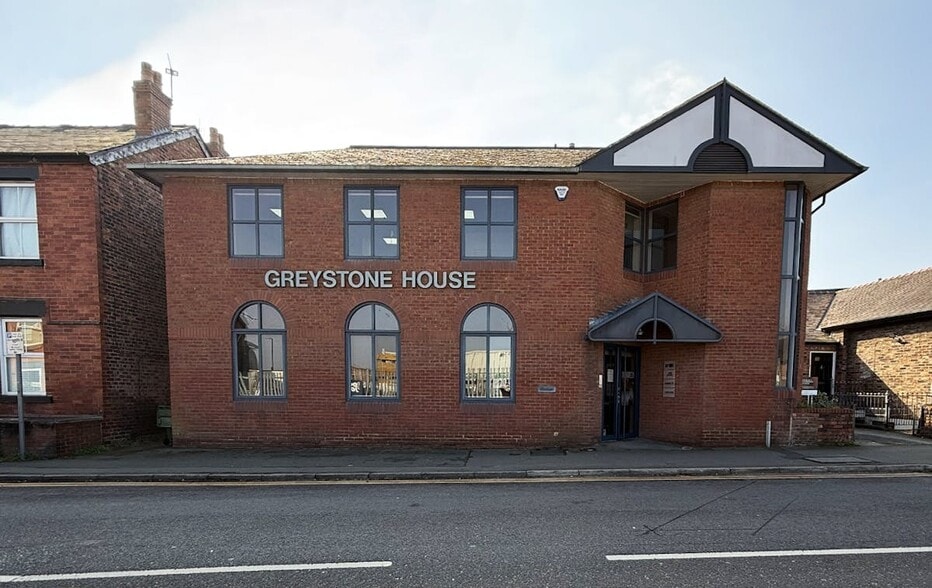 Moss Ln, Altrincham to rent - Primary Photo - Image 1 of 2