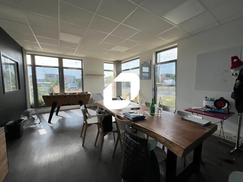 Retail in Lesquin to rent - Interior Photo - Image 3 of 14