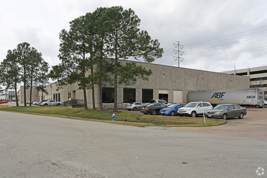 7052 Grand Blvd, Houston, TX for rent - Building Photo - Image 2 of 5