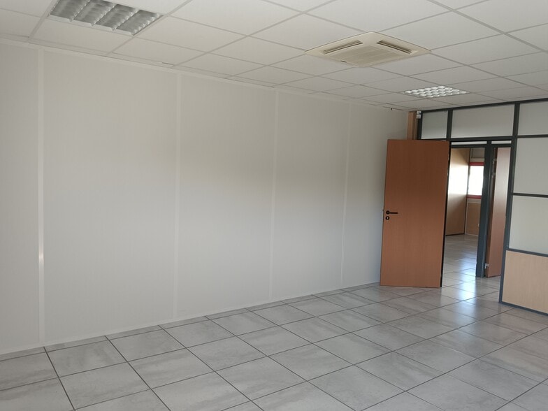 Rue De Hyères, Six-Fours-les-Plages to rent - Interior Photo - Image 2 of 6