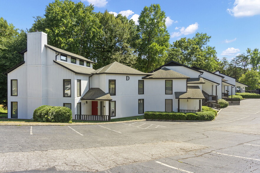 870 Wade Hampton Blvd, Greenville, SC for rent - Building Photo - Image 1 of 11