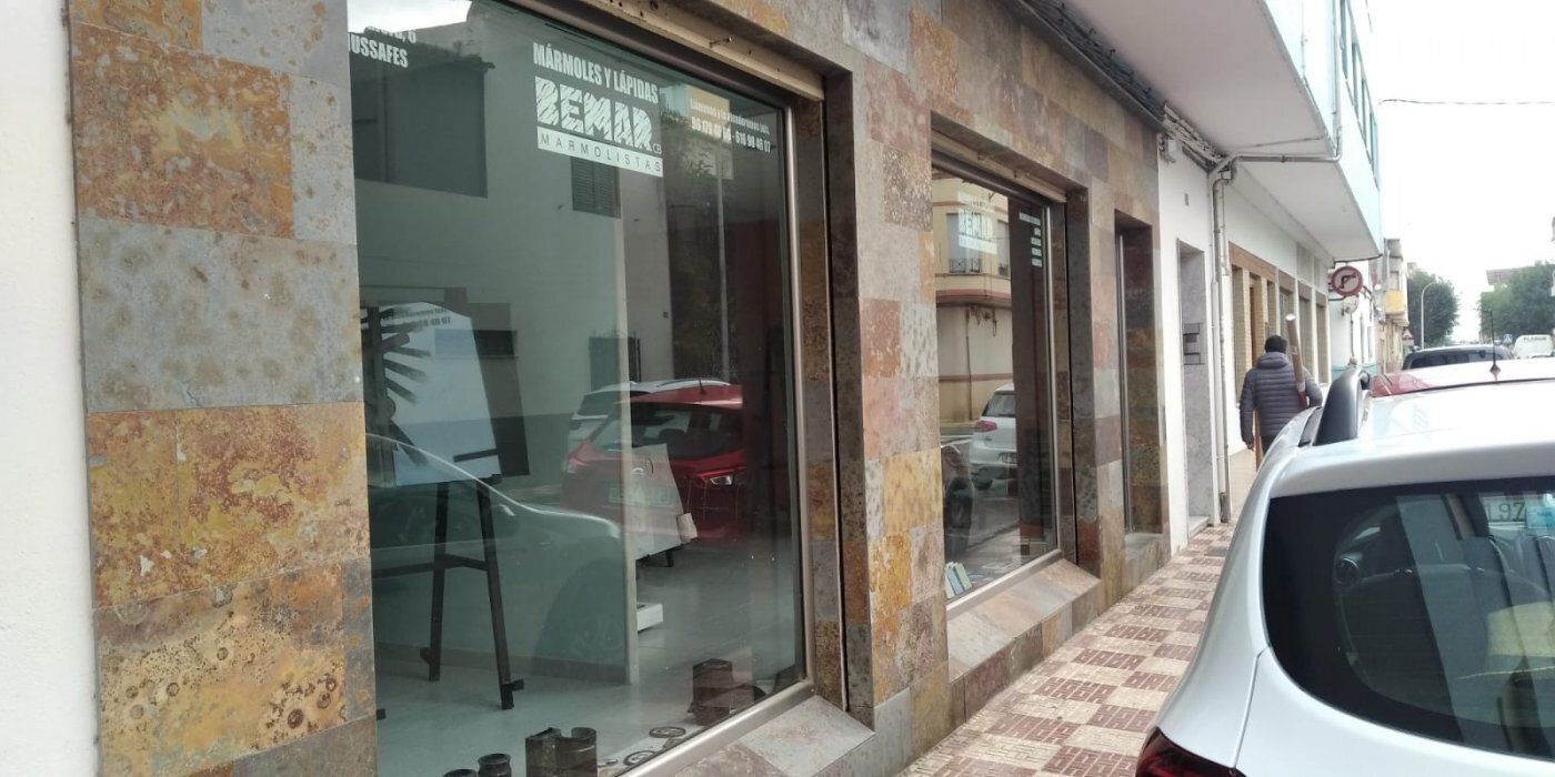 Retail in Almussafes for sale Building Photo- Image 1 of 3