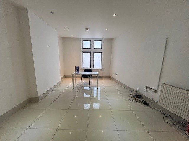 234-236 Whitechapel Rd, London to rent Interior Photo- Image 1 of 13
