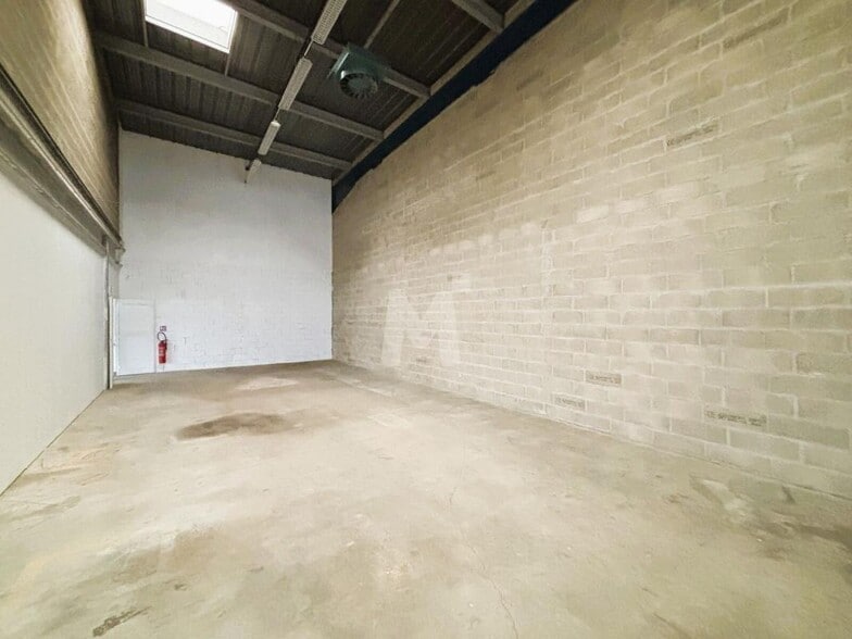 Light Industrial in Fresnes to rent - Interior Photo - Image 3 of 13