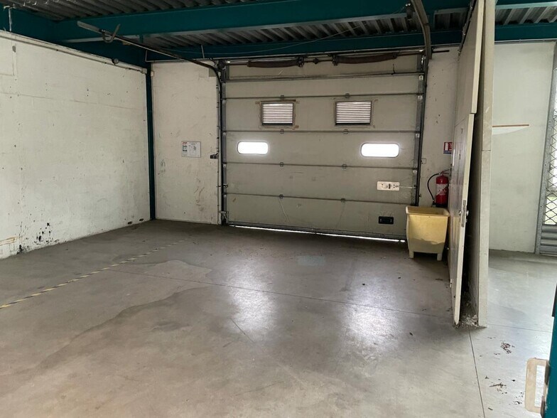 Light Industrial in Tremblay-en-France to rent - Interior Photo - Image 2 of 29