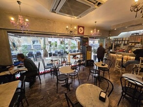 Retail in Barcelona, Barcelona to rent Interior Photo- Image 2 of 11