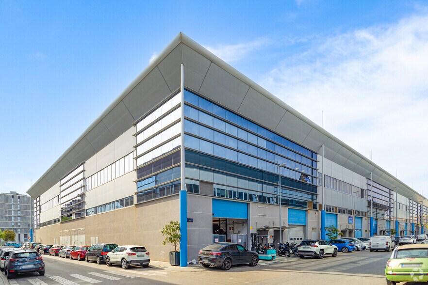Industrial in Badalona, Barcelona to rent - Primary Photo - Image 1 of 2