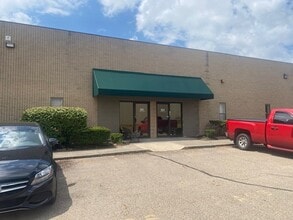 882-888 Freeway Dr N, Columbus, OH for rent Building Photo- Image 1 of 2