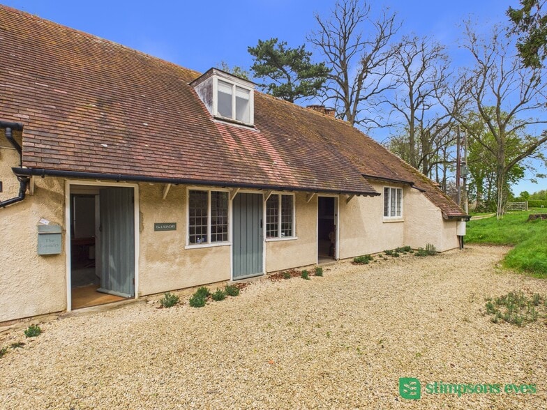 Liscombe Park, Leighton Buzzard to rent - Building Photo - Image 3 of 5