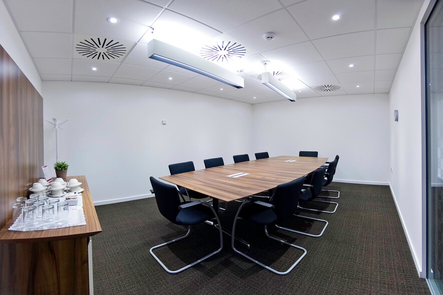 Windsor Rd, Beaconsfield to rent - Interior Photo - Image 2 of 12