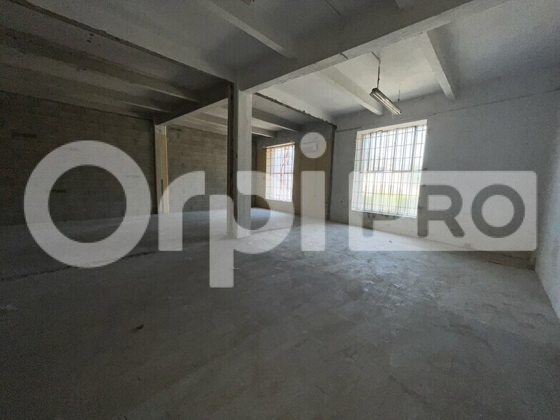 Light Industrial in Saint Fons for sale - Interior Photo - Image 1 of 6
