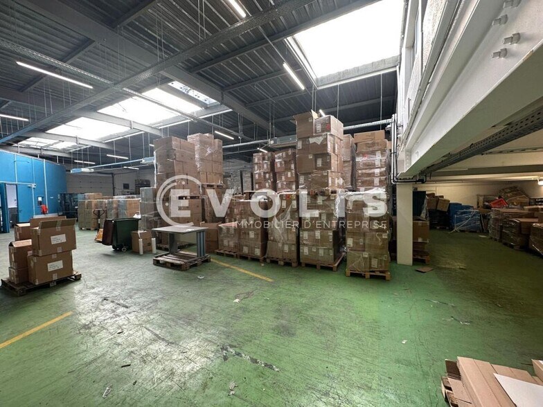 Light Industrial in Montreuil to rent - Interior Photo - Image 2 of 8