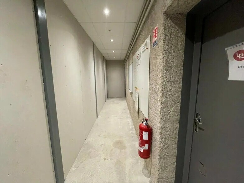 Light Industrial in Domarin to rent - Interior Photo - Image 2 of 16
