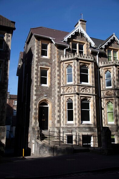 8 Elmdale Rd, Bristol to rent - Building Photo - Image 1 of 6