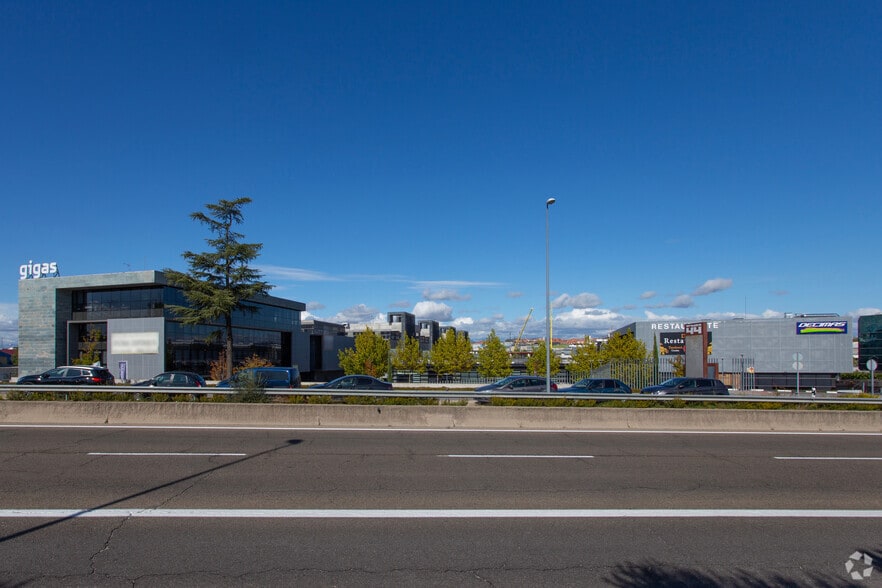 Avenida de Fuencarral, 44, Alcobendas, Madrid to rent - Building Photo - Image 3 of 7
