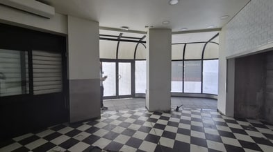 Retail in Paris to rent Interior Photo- Image 1 of 4