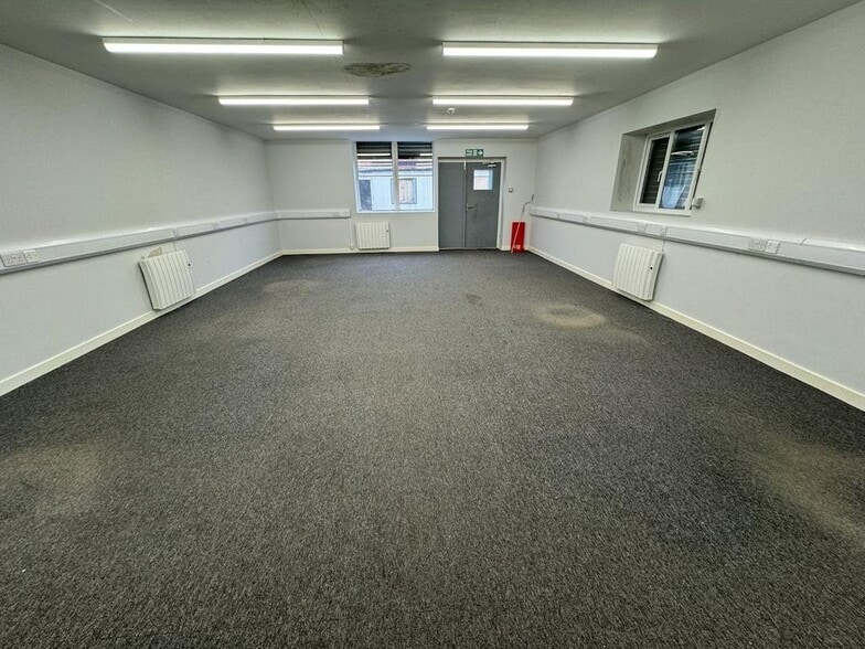 Lyng Ln, West Bromwich to rent - Building Photo - Image 2 of 13