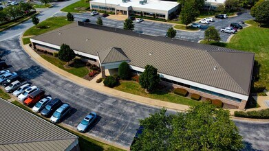 1005 Beau Terre Dr, Bentonville, AR to rent Interior Photo- Image 1 of 17