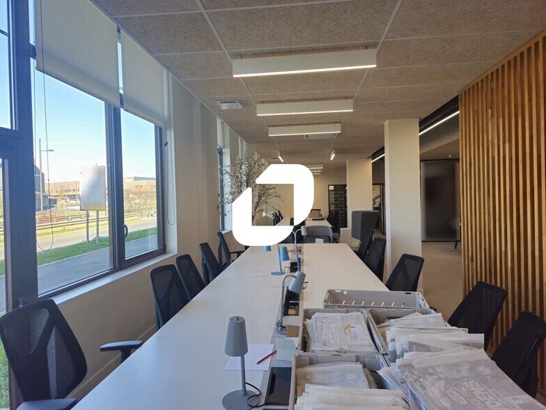 Office in Tremblay-en-France to rent - Building Photo - Image 2 of 13