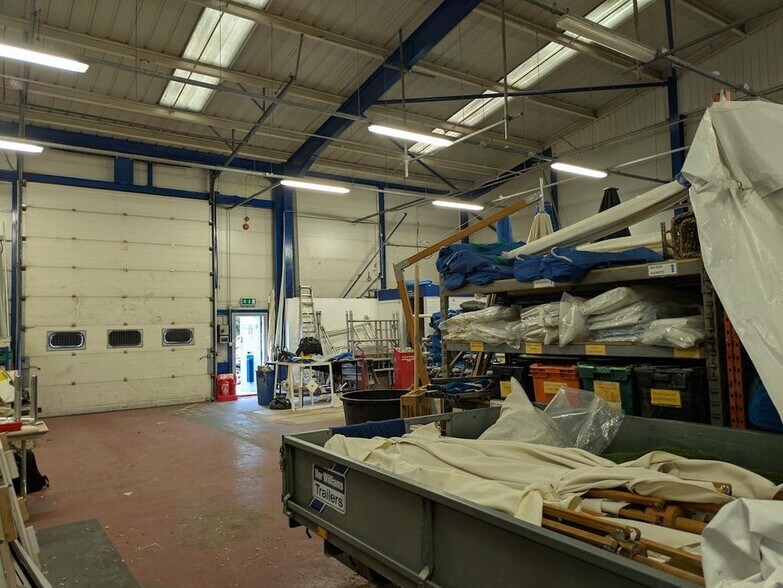 Walnut Tree Clos, Guildford to rent - Building Photo - Image 3 of 5