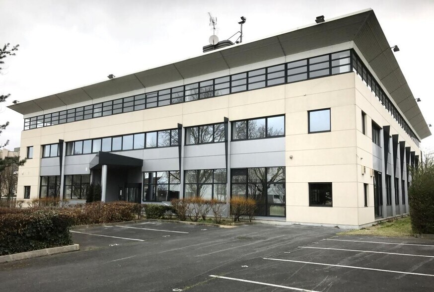 1-3 Allée Des Pierres Mayettes, Gennevilliers to rent - Building Photo - Image 1 of 6