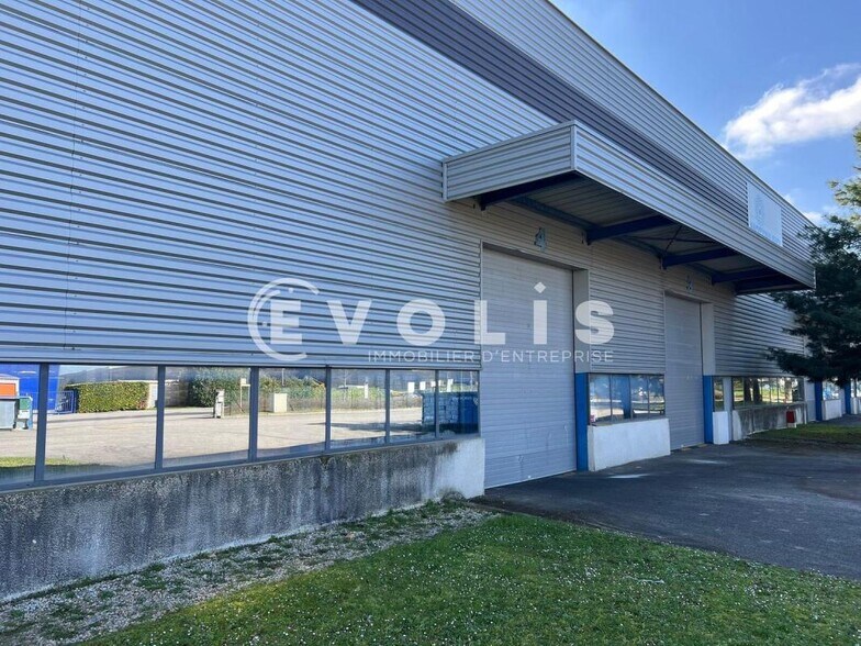 42 Rue De L'Avenir, Genas to rent - Building Photo - Image 3 of 9