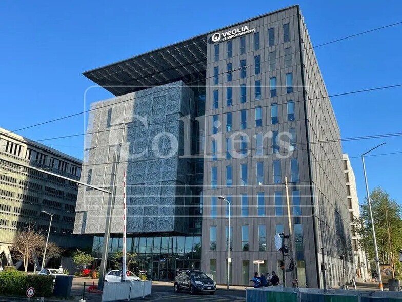 2-4 Avenue Des Canuts, Vaulx-en-Velin to rent - Building Photo - Image 1 of 22