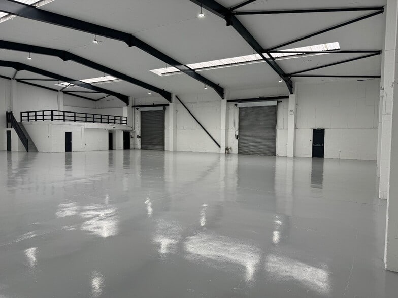 Severnside Trading Estate, Manchester to rent - Interior Photo - Image 1 of 12