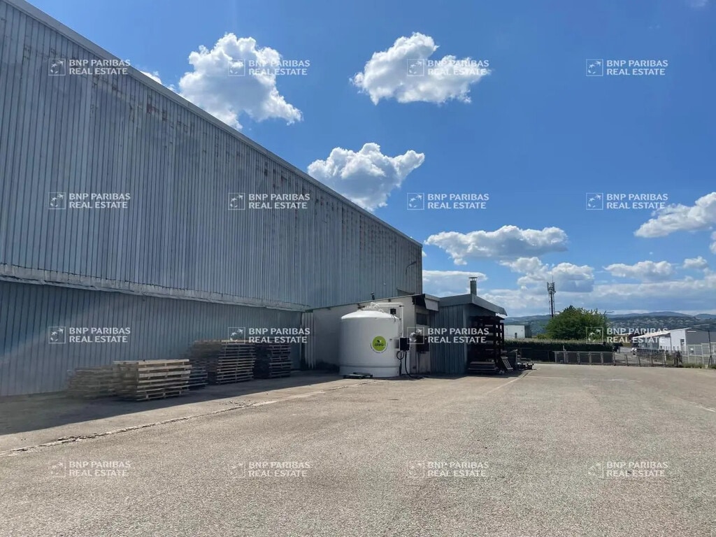 Vente Entrepôt 8 300 m² - Photo 1