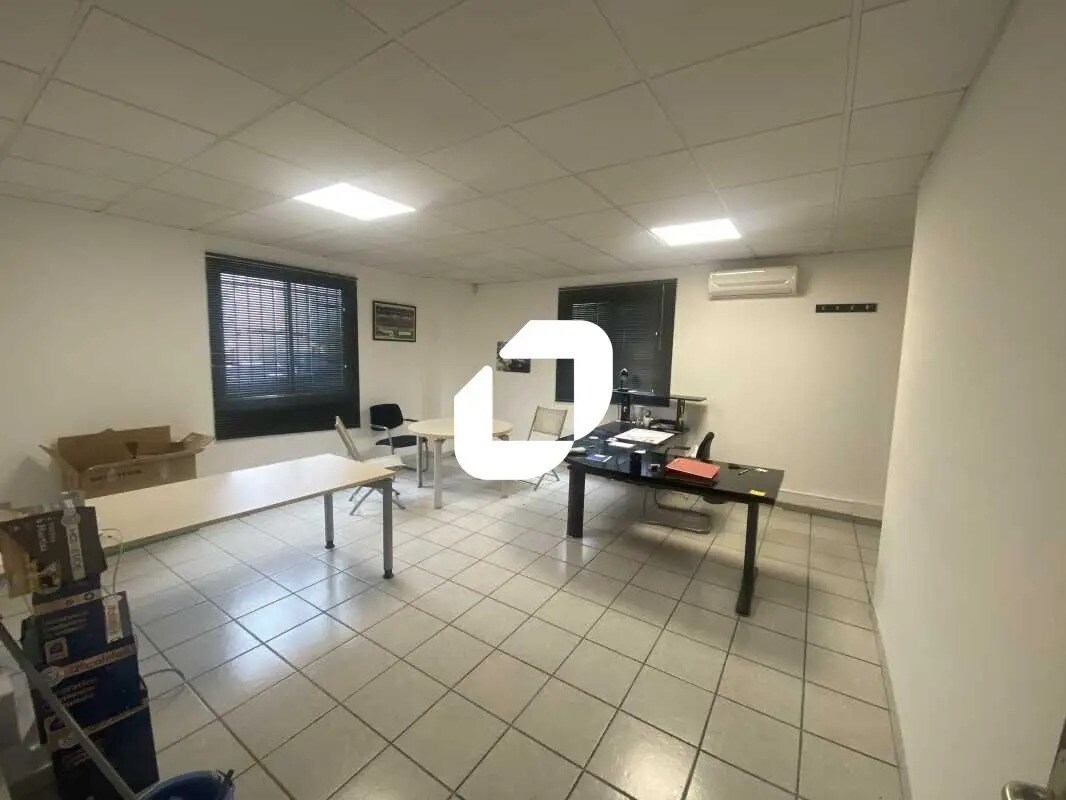 Light Industrial in Saint-Médard-en-Jalles to rent Interior Photo- Image 1 of 7