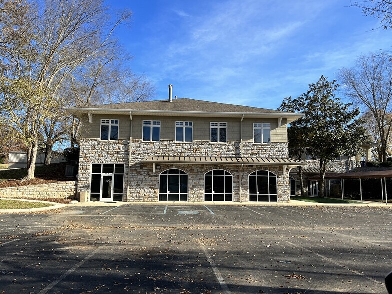 6005 Century Oaks Dr, Chattanooga, TN for rent - Building Photo - Image 1 of 4