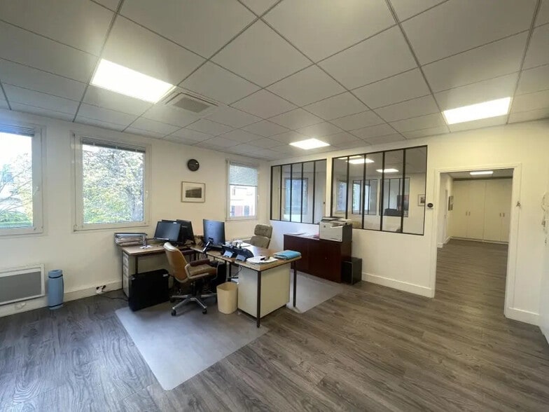 Office in Nanterre to rent - Interior Photo - Image 2 of 24
