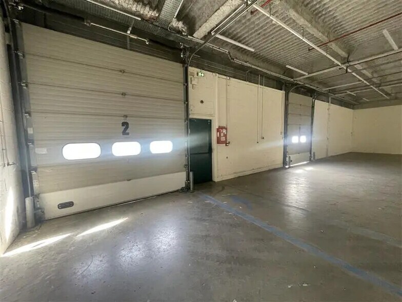 Industrial in Stains to rent - Building Photo - Image 3 of 12