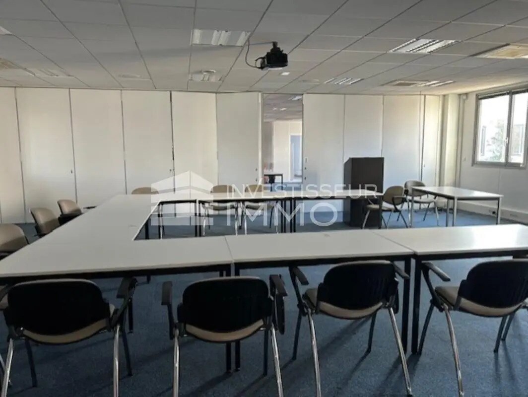 Light Industrial in Nanterre to rent Building Photo- Image 1 of 18