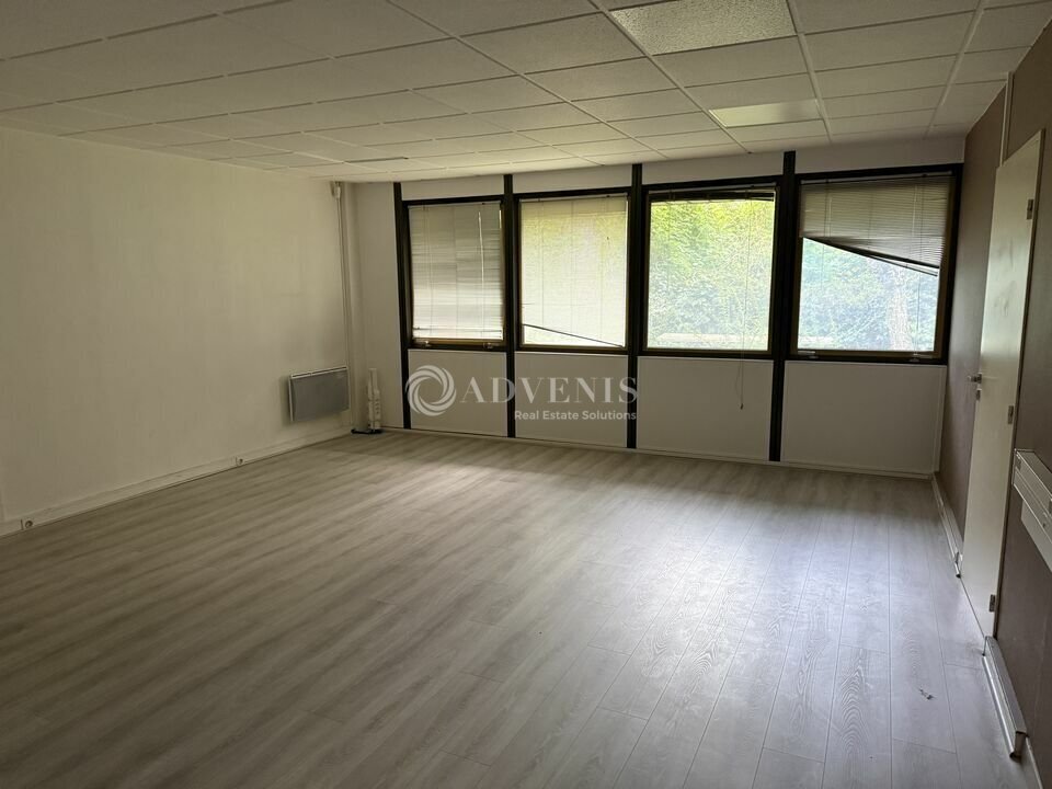 Office in Croissy-Beaubourg to rent Interior Photo- Image 1 of 5