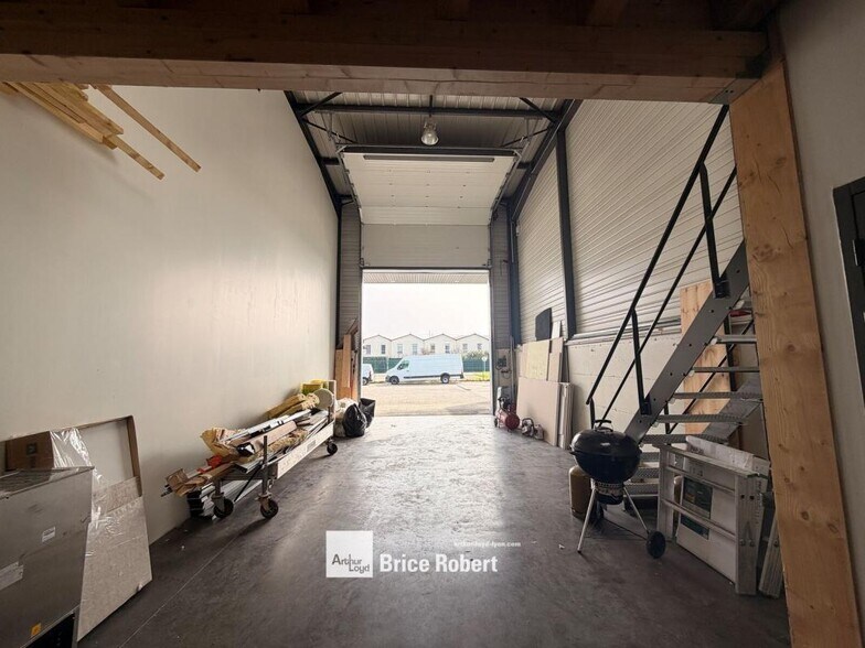 Light Industrial in Saint Priest to rent - Interior Photo - Image 3 of 6