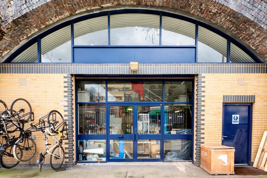 Paradise Row, London to rent - Primary Photo - Image 1 of 3