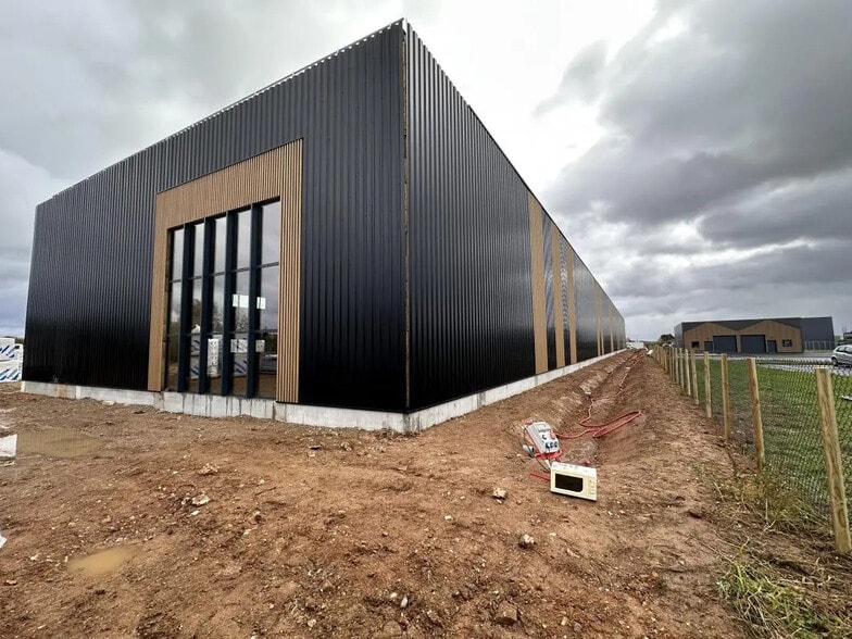 Light Industrial in Portet-sur-Garonne to rent - Building Photo - Image 3 of 12