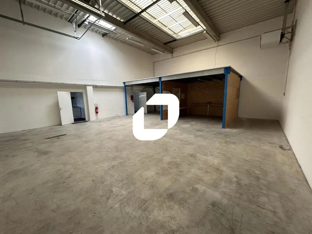 Light Industrial in Moissy-Cramayel to rent Building Photo- Image 1 of 14